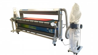 Machine pour peigner, aspirer et enrouler les tapis F-3000