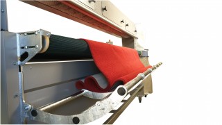 Machine pour peigner, aspirer et enrouler les tapis F-3000