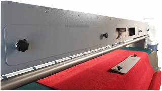 Machine pour peigner, aspirer et enrouler les tapis F-3000